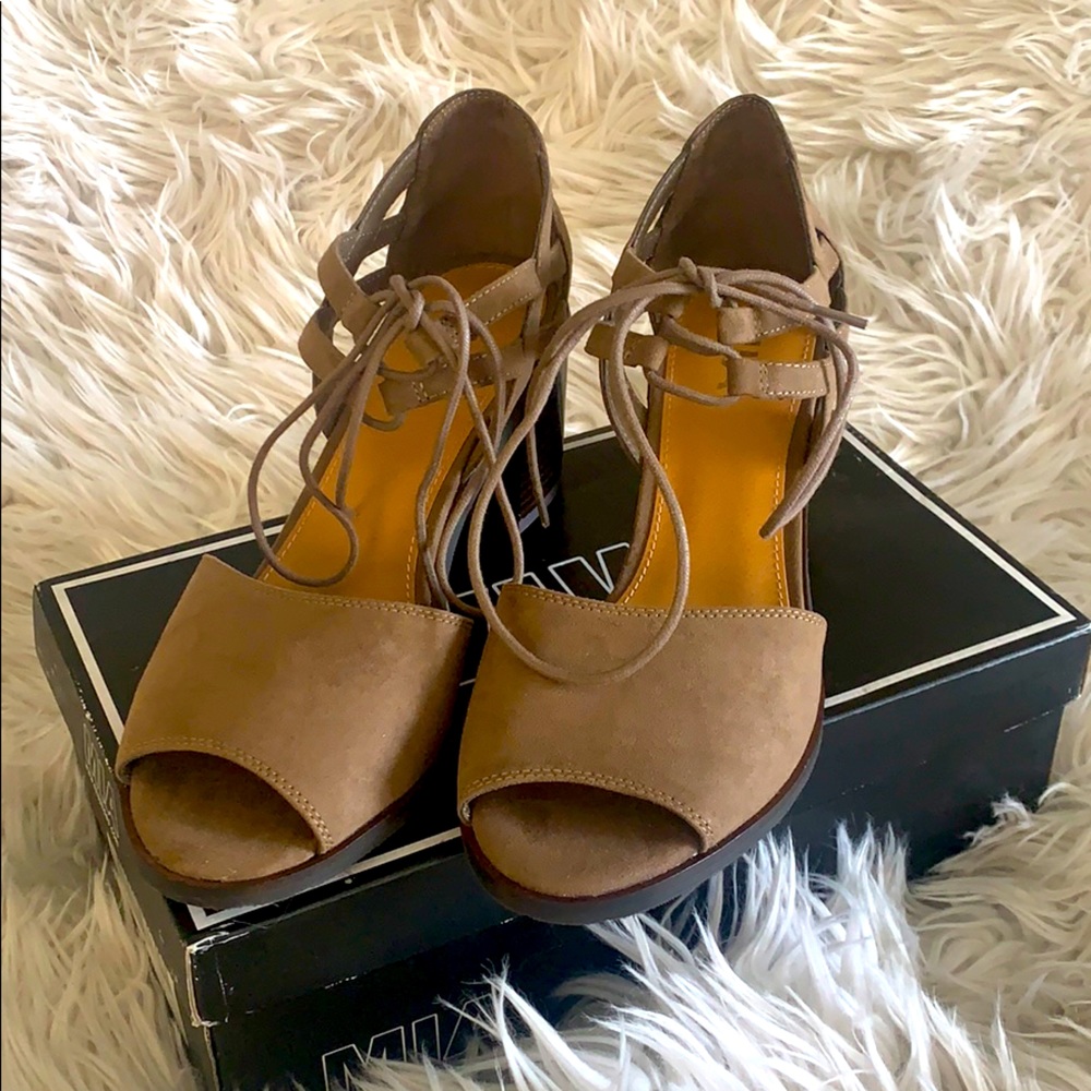 BRAND NEW NEVER WORN MIA tied heeled sandals